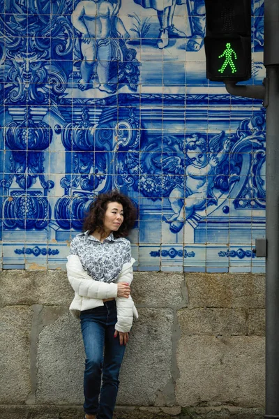 Porto Portekiz Deki Evlerin Önünde Melez Bir Kadın — Stok fotoğraf