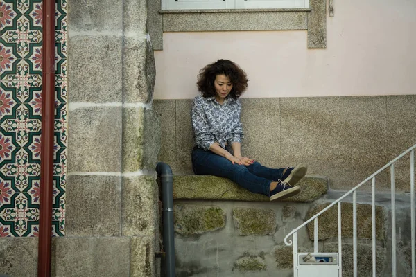 Женщина Смешанной Расы Сидящая Стены Дома Порту Португалия — стоковое фото
