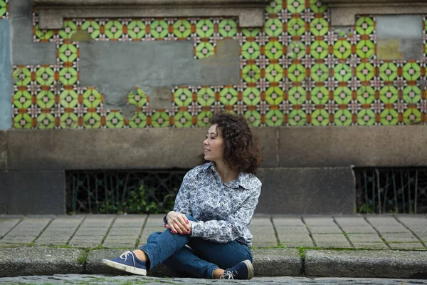 Mulher Raça Mista Sentada Calçada Frente Casas Porto Portugal — Fotografia de Stock