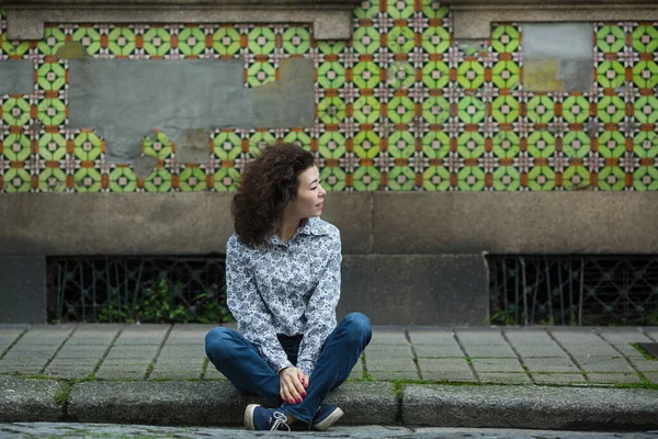 Kobieta Rasy Mieszanej Siedząca Chodniku Przed Domami Porto Portugalia — Zdjęcie stockowe