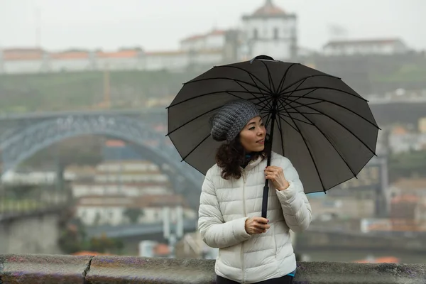 Azjatycka Turystka Parasolem Pochmurną Pogodę Tle Mostu Dom Luis Porto — Zdjęcie stockowe