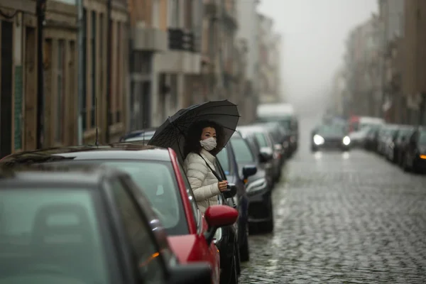 Asiatin Mit Antiviraler Maske Steht Bei Trübem Wetter Auf Der — Stockfoto