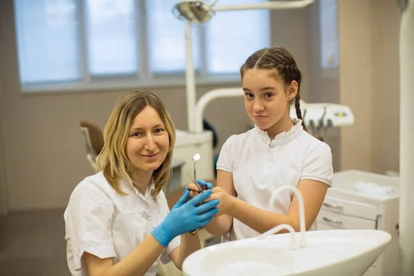 Kleine Patientin Und Zahnärztin Der Praxis Für Stomatologie — Stockfoto