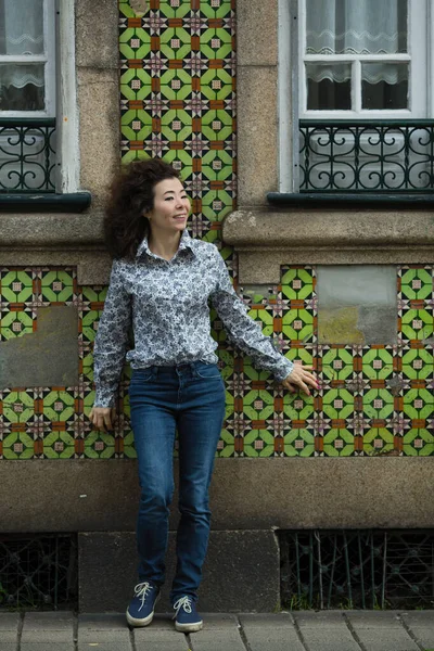 Asiatisk Kvinna Poserar Framför Hus Porto Portugal — Stockfoto