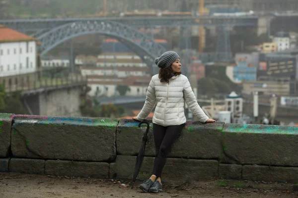 Donna Asiatica Turistica Con Ombrello Nebbioso Sullo Sfondo Del Ponte — Foto Stock