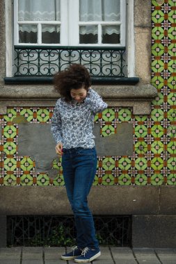 Porto sokaklarında poz veren güzel melez kadın, Portekiz.