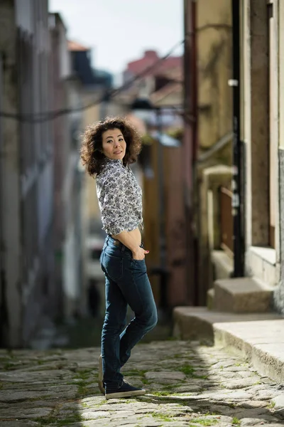 Portrait Femme Métissée Sur Une Rue — Photo