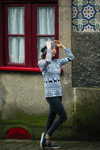 Kobieta Rasy Mieszanej Pozująca Przed Domami Porto Portugalia — Zdjęcie stockowe