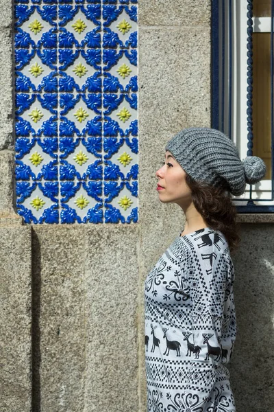 Bela Mulher Mestiça Posando Perfil Casa Porto Portugal — Fotografia de Stock