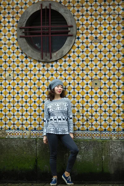 葡萄牙波尔图老城区 一名年轻的混血女子在房屋附近摆姿势 — 图库照片