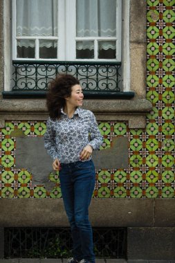 Portekiz, Porto 'da bir sokakta güzel bir Asyalı kadın portresi..