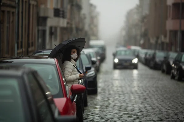 Coronavirus Antiviral Maskeli Asyalı Kadın Bulutlu Bir Havada Sokakta Duruyor — Stok fotoğraf