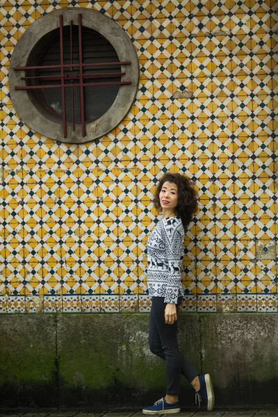 Красивая Азиатская Женщина Улице Старом Центре Города — стоковое фото