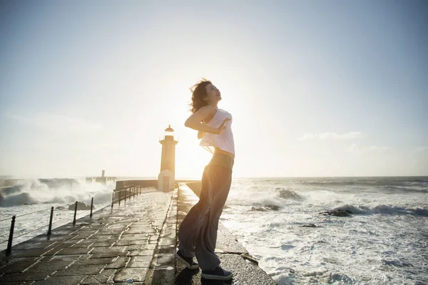 Bella Donna Asiatica Cammina Lungo Ringhiera Del Lungomare Vicino Faro — Foto Stock