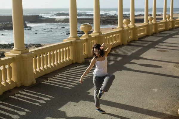 Bella Donna Asiatica Che Danza Sul Lungomare Lezioni Coreografia All — Foto Stock