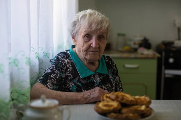 Egy Idős Teát Iszik Konyhában Nyugdíjasok Idősek Gondozása — Stock Fotó