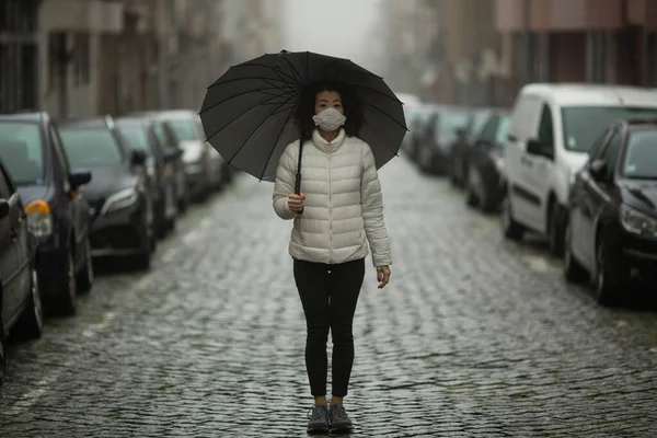 Πανδημία Μια Πολυπολιτισμική Ασιάτισσα Αντιική Μάσκα Στέκεται Στο Δρόμο Συννεφιά — Φωτογραφία Αρχείου