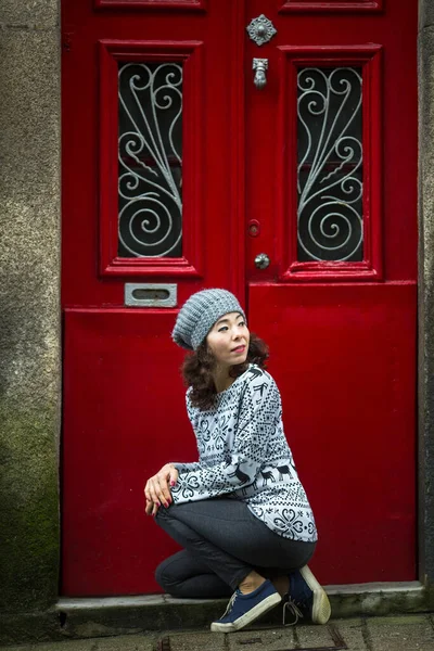 Retrato Uma Jovem Mulher Asiática Uma Rua Cidade Sentada Perto — Fotografia de Stock