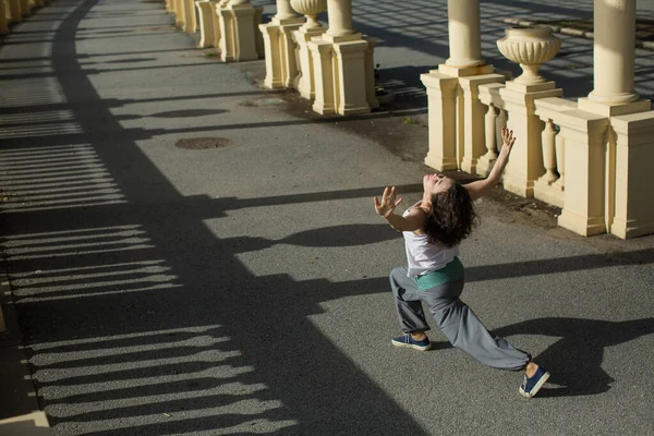 Mooie Gemengde Race Vrouw Doet Outdoor Choreografie Het Park Flexibele — Stockfoto
