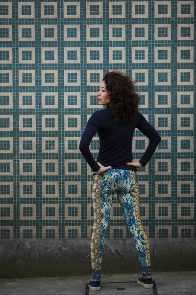 Retrato Uma Jovem Mulher Asiática Perneiras Tênis Uma Rua Cidade — Fotografia de Stock