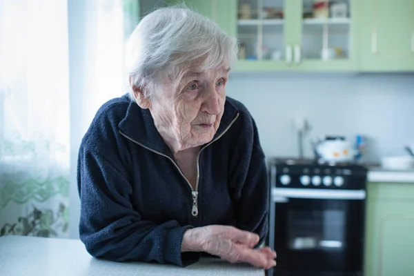 Egy Öregasszony Portréja Ház Ablaka Mellett Nyugdíjasok Idősek Gondozása — Stock Fotó