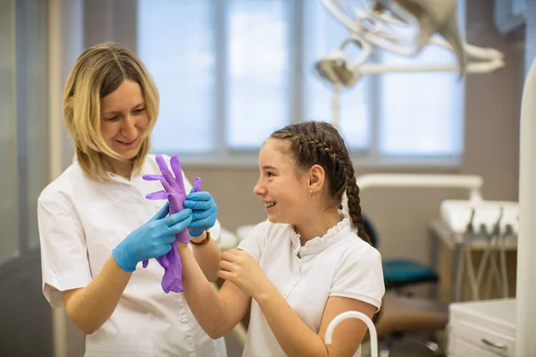 Chica Usar Guantes Médicos Con Ayuda Una Mujer Dentista Clínica —  Fotos de Stock