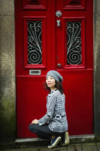 Retrato Mujer Asiática Cerca Puerta Roja Una Calle Del Casco —  Fotos de Stock