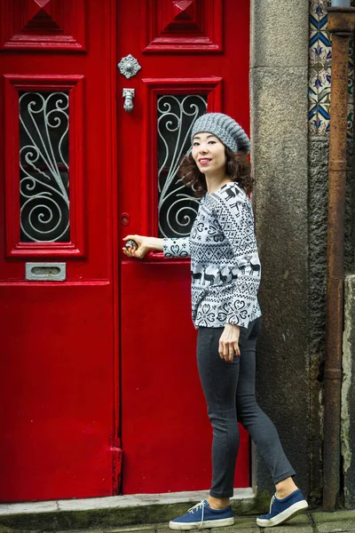 Asiatische Frau Ganzkörperporträt Der Nähe Der Roten Tür Auf Einer — Stockfoto