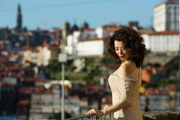 Vacker Blandras Asiatisk Kvinna Gata Gamla Porto Centrum Multikulturellt Portugal — Stockfoto