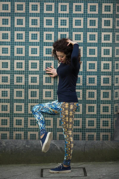 Junge Multikulturelle Frau Posiert Auf Den Straßen Von Porto Portugal — Stockfoto