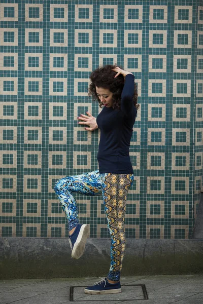 Une Jeune Femme Multiculturelle Pose Dans Les Rues Porto Portugal — Photo