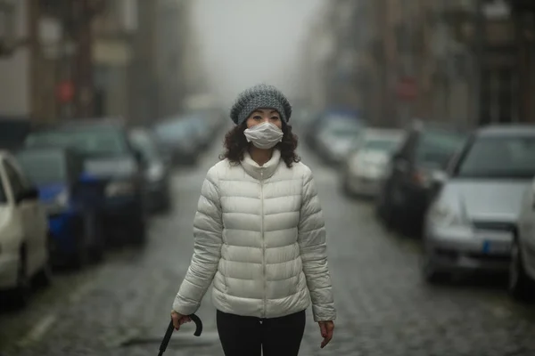 Ázsiai Antivírus Maszkban Áll Egy Elhagyatott Utca Közepén Felhős Időben Jogdíjmentes Stock Fotók