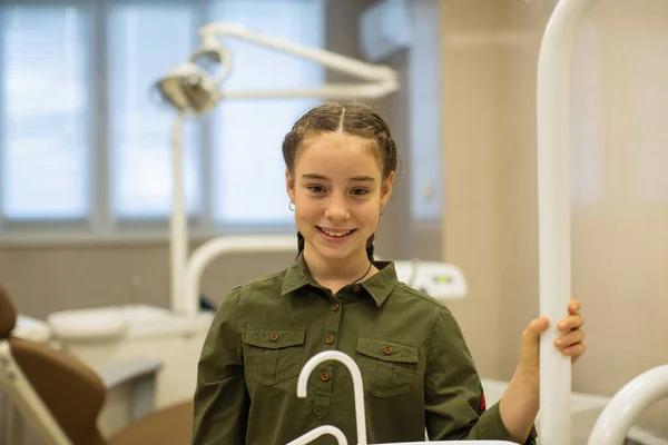 Portret Van Gelukkig Schoolmeisje Tandartspraktijk — Stockfoto