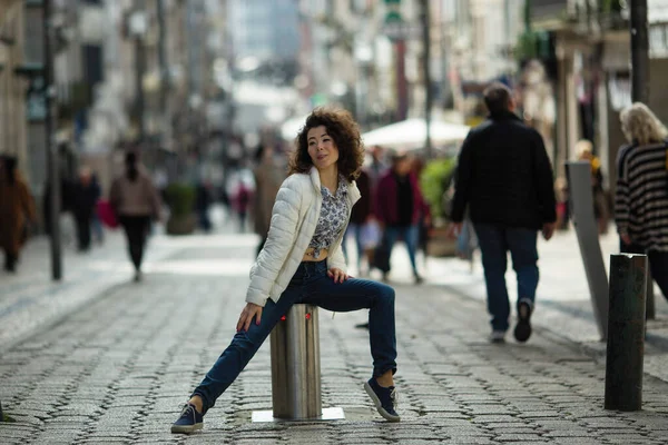 Hermosa Mujer Raza Mixta Posando Centro Oporto Calle Peatonal Santa —  Fotos de Stock