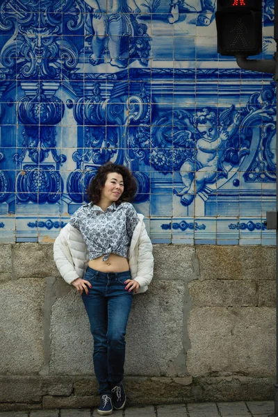 Bonita Jovem Mulher Asiática Uma Rua Centro Velho — Fotografia de Stock