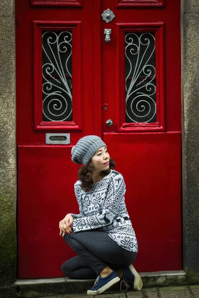 Hermosa Mujer Mestiza Sentada Acera Frente Casas Oporto Turista Asiática — Foto de Stock