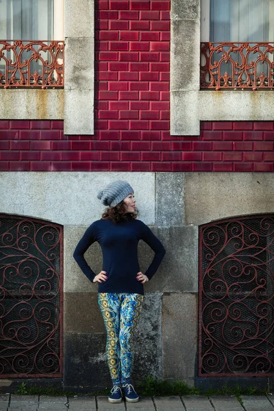 Молодая Азиатка Леггинсах Кроссовках Порту Стрит Португалия Разминка Стены Красивая — стоковое фото