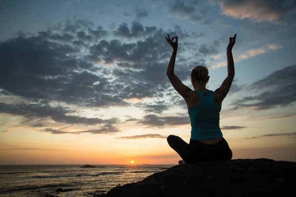 Silueta Mujer Haciendo Ejercicios Yoga Costa Del Mar Atardecer — Foto de Stock