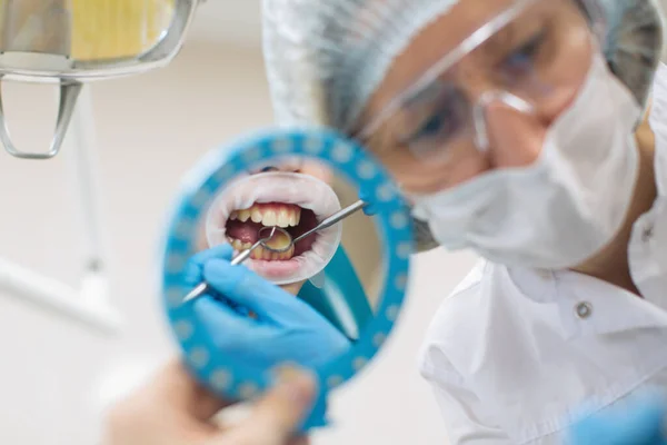 Réflexion Dans Bouche Miroir Les Dents Femme Dentiste Faire Bilan — Photo