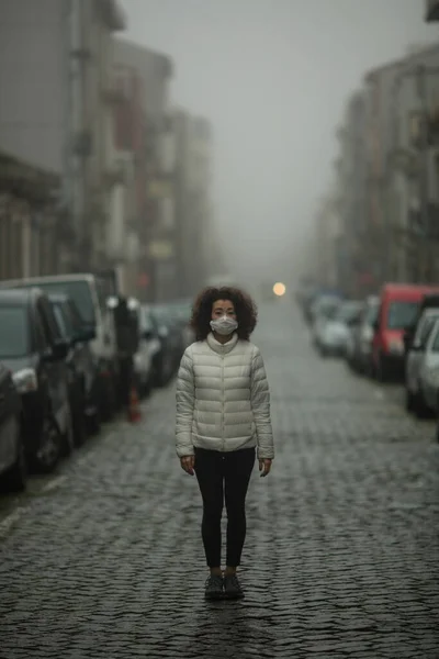 Ung Blandras Asiatisk Kvinna Antiviral Mask Står Gatan Molnigt Väder — Stockfoto
