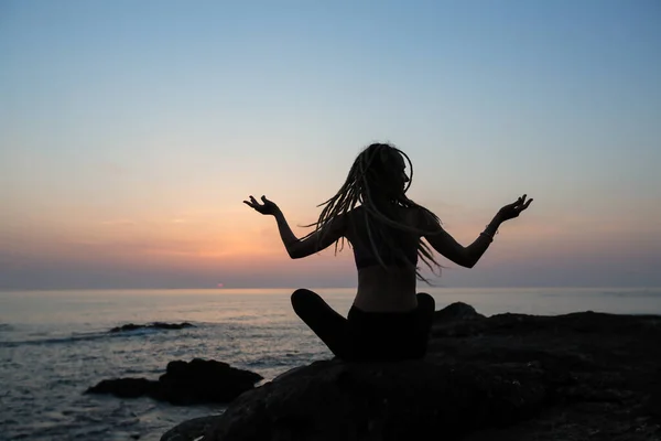 Silhouette Una Donna Yoga Sull Oceano Sera — Foto Stock