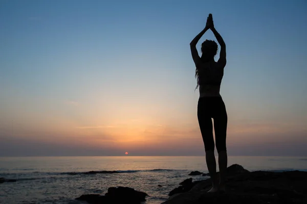 Silueta Una Mujer Yoga Flexible Para Orilla Del Océano Por — Foto de Stock