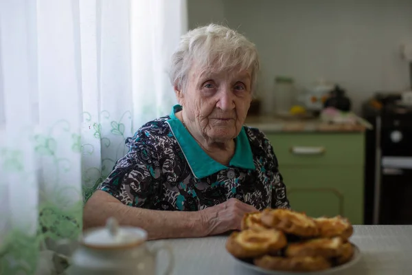 Una Vecchia Anziana Che Beve Nella Sua Cucina Casa — Foto Stock
