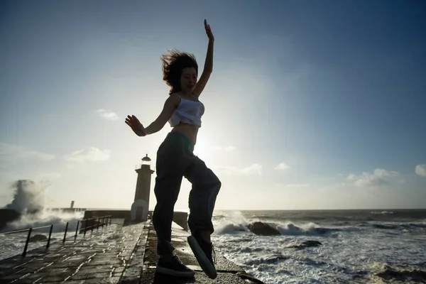 Giovane Donna Giocosa Primavera Divertirsi Ballare Sul Lungomare — Foto Stock