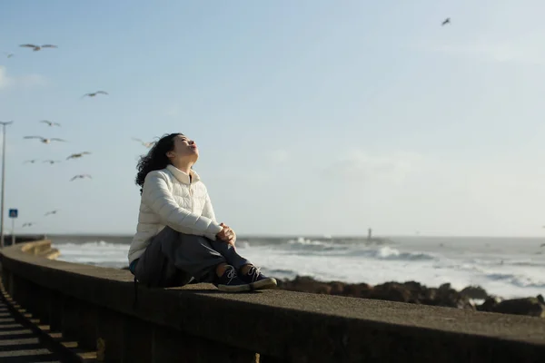 Beautiful Asian Woman Sits Waterfront Surf Gulls — Stock Photo, Image
