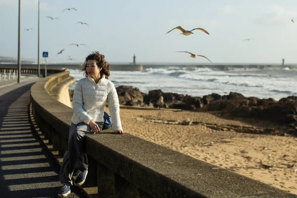 Beautiful Asian Woman Sits Waterfront Surf Chulls — стоковое фото