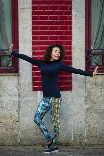 Mujer Asiática Joven Leggings Zapatillas Una Calle Ciudad Hermosa Mujer —  Fotos de Stock