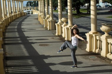 Güzel Asyalı kadın parkta koreografi yapıyor.. 