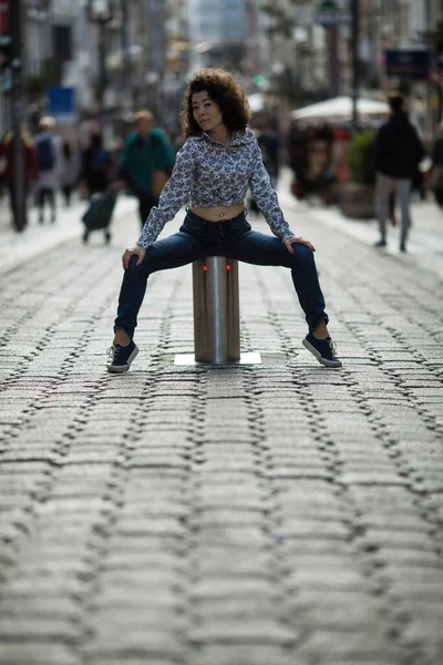 Jovem Asiática Posando Rua Santa Catarina Porto Portugal — Fotografia de Stock