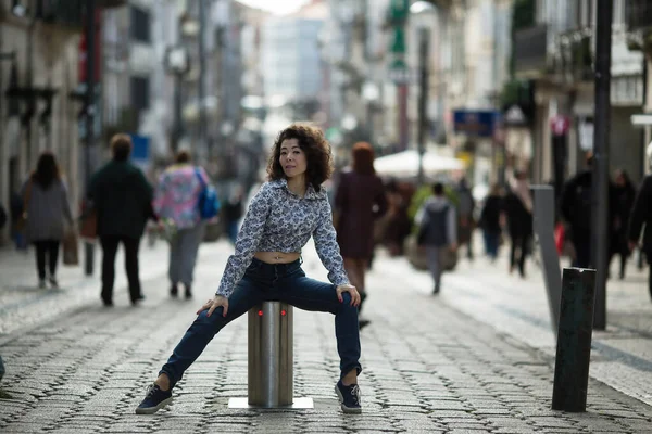 Jonge Aziatische Vrouw Poserend Santa Catarina Straat Porto Portugal — Stockfoto